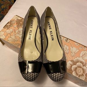 Anne Klein 9 1/2M checkered heels